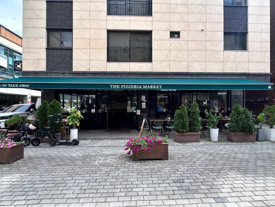 The spacious indoor hall at The Pizzeria Market Hanam Misa