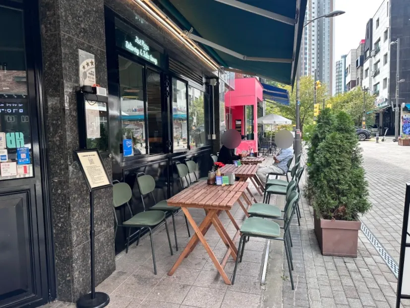 Outdoor terrace seating at The Pizzeria Market Hanam Misa