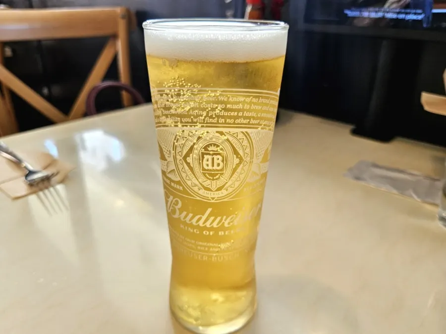 전용 잔에 담긴 버드와이저 생맥주