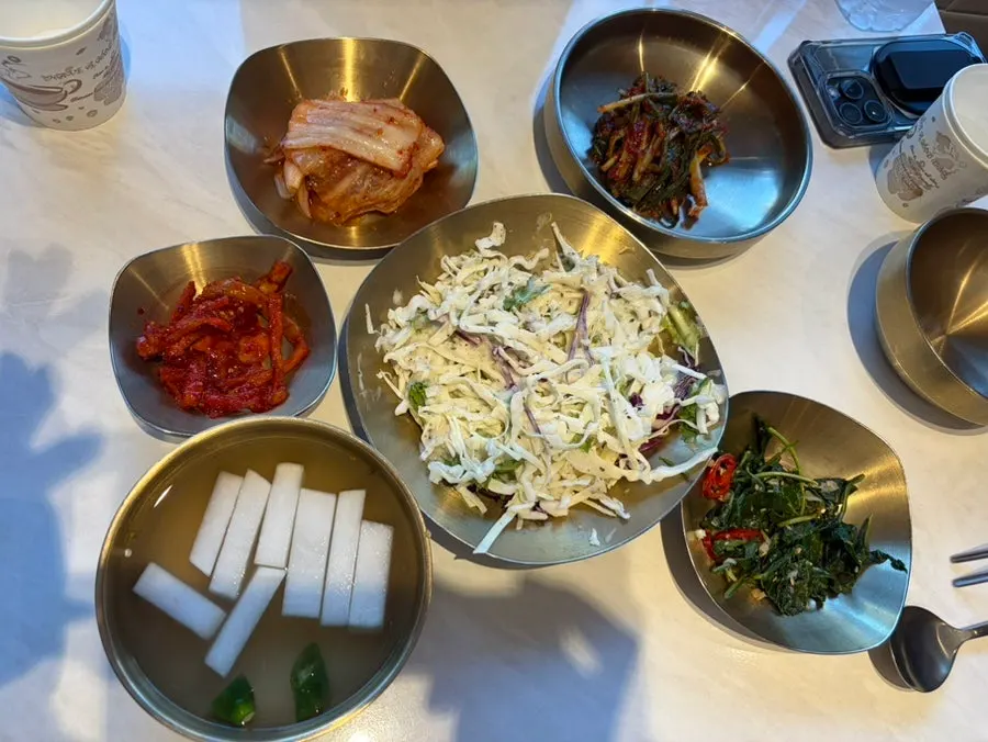 Self-serve bar for side dishes