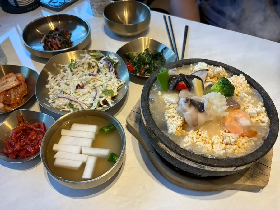 Seafood nurungjitang with vegetables and mushrooms