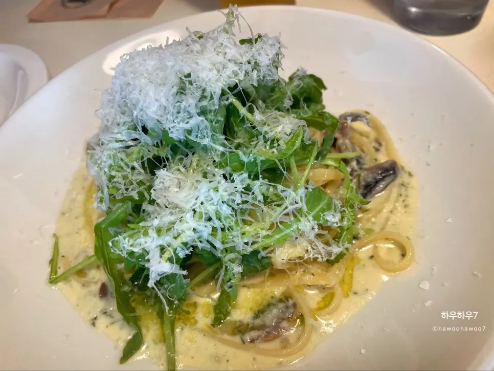 Truffle mushroom cream pasta with linguine