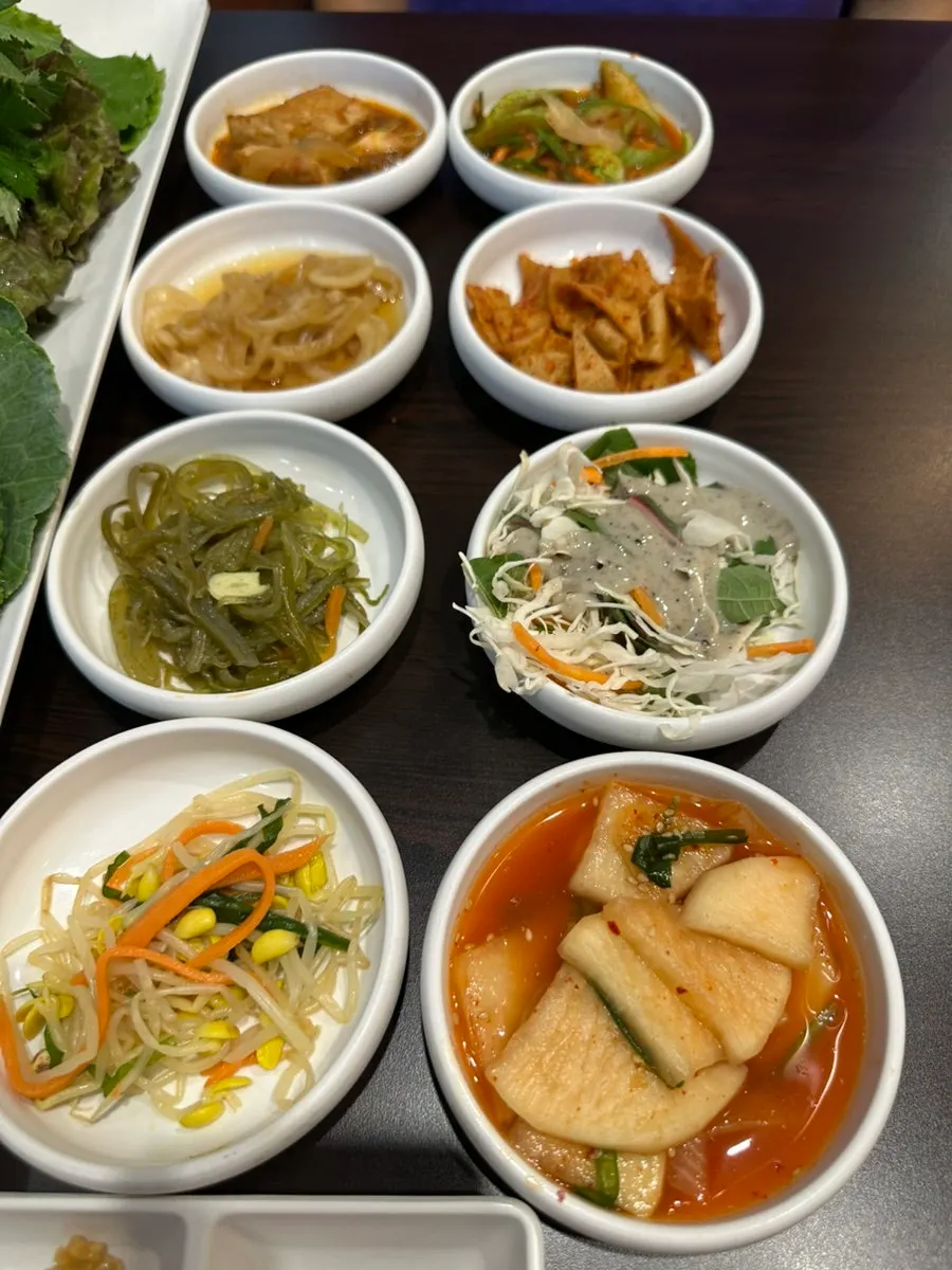 우삼겹 쌈밥 밑반찬 한상