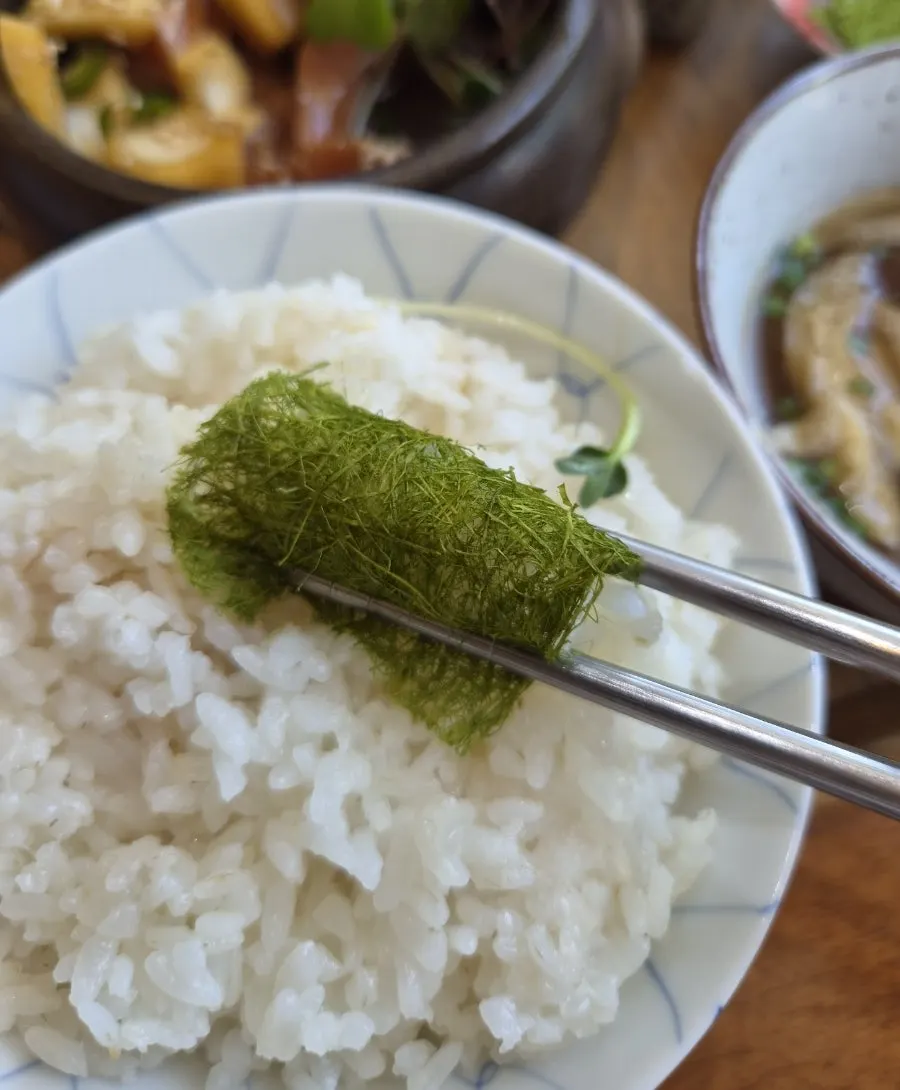 감태에 연어장과 밥을 올린 모습