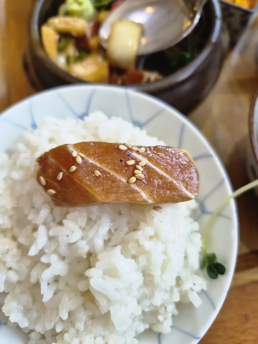 정갈하게 담긴 밑반찬 접시