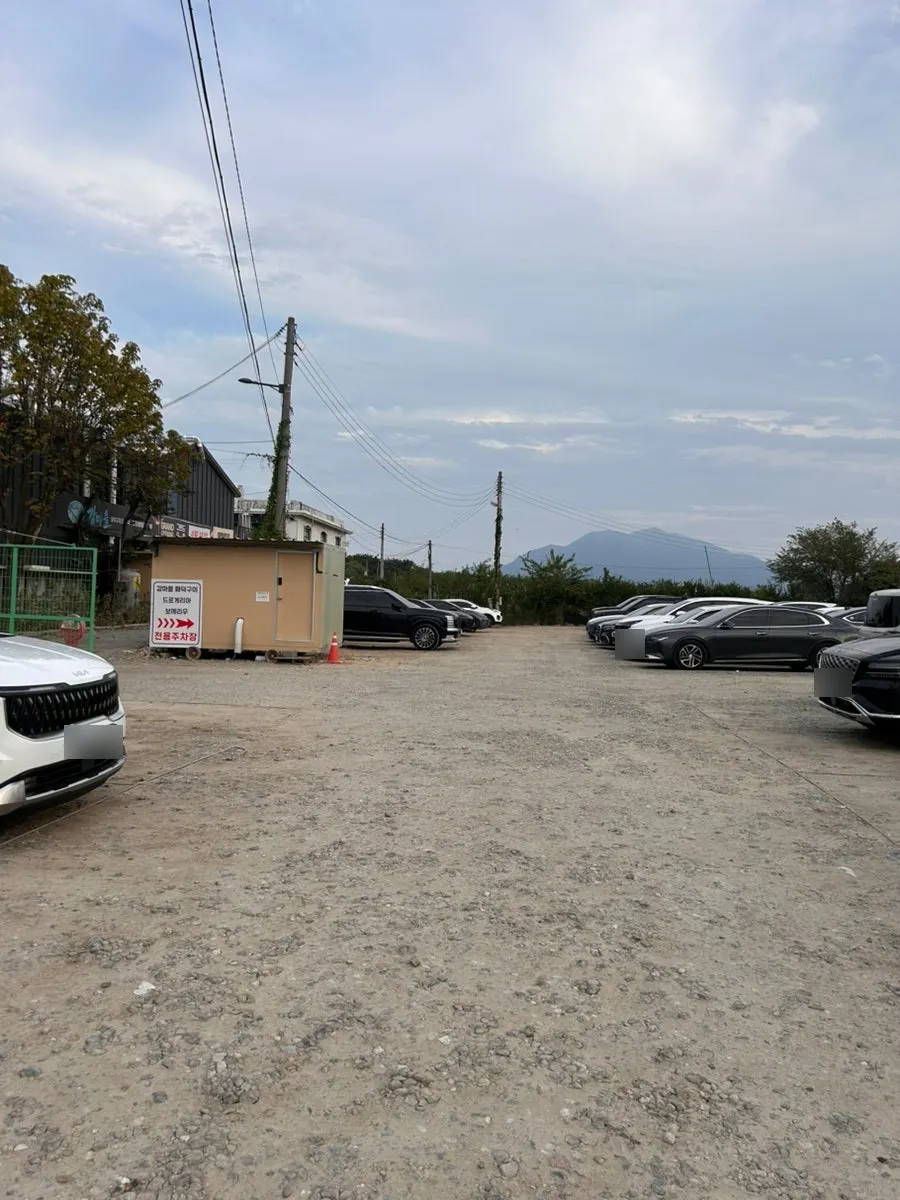 Ample parking lot across from Bokkeriu