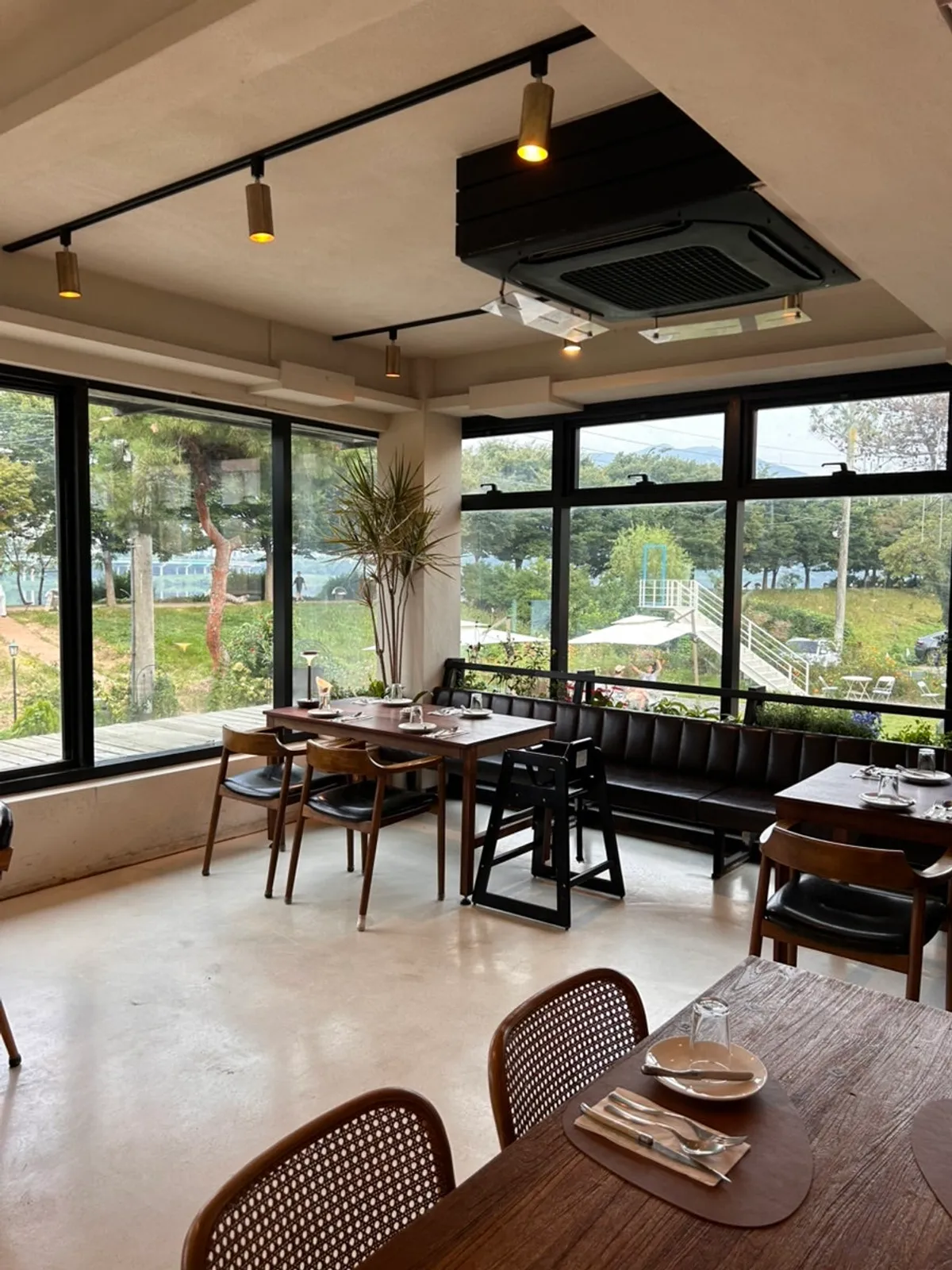 Seating at Bokkeriu with Han River view through picture windows