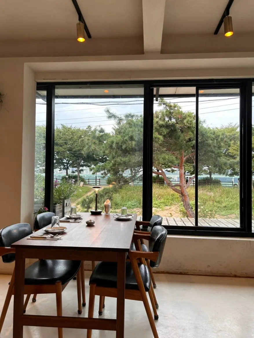 Bokkeriu's spacious interior with sleek wood-tone design