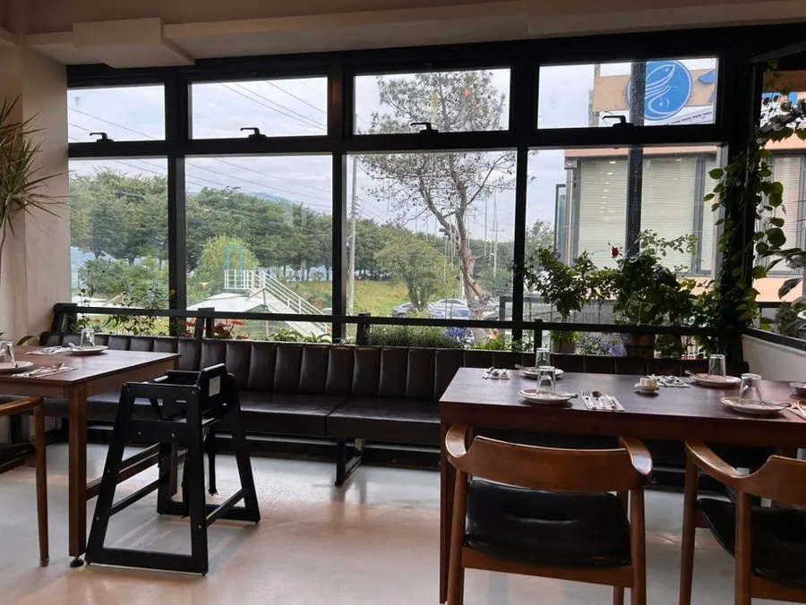 Wide shot of the Han River view from Bokkeriu's window seats