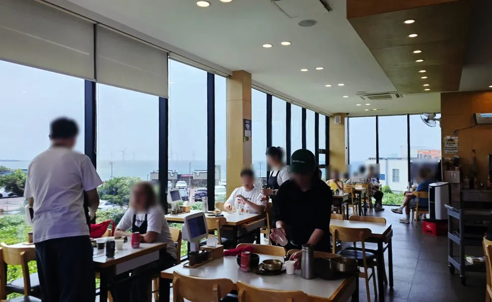 통창 너머 애월 바다가 보이는 매장 내부