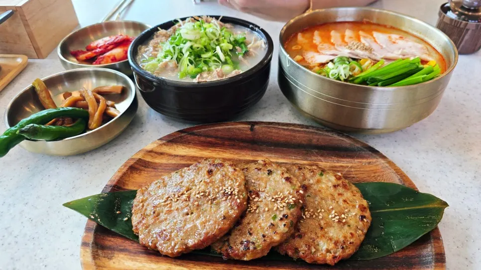 살코기국밥과 마라고기국수, 수제 떡갈비 한 상