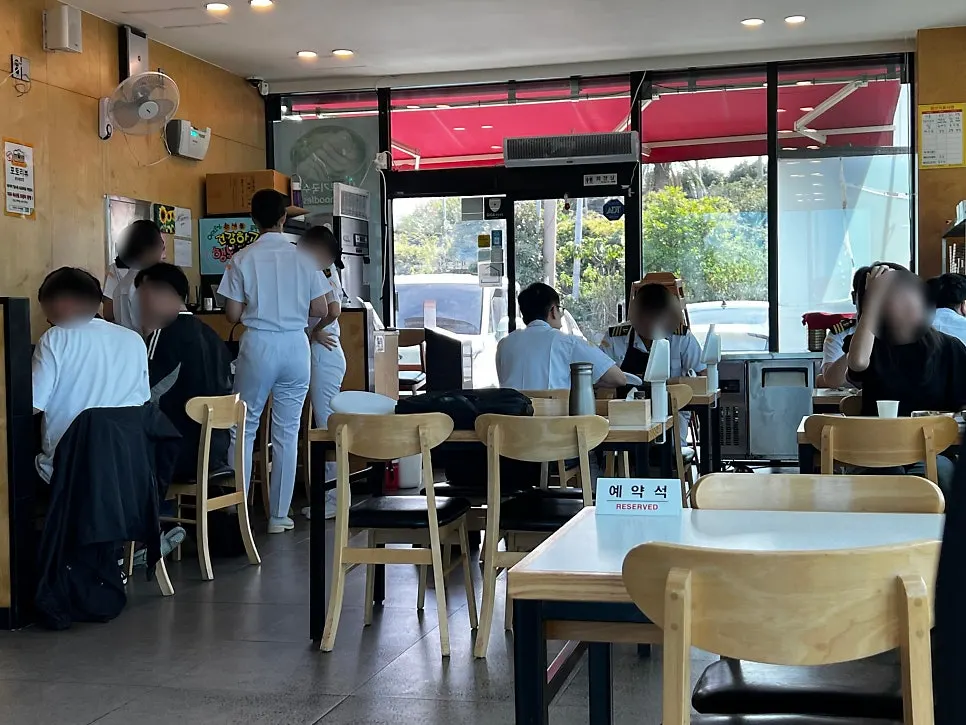셀프바에서 담아 온 기본 반찬 접시