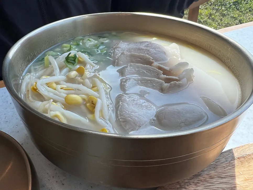 사골고기국수와 마라고기국수, 돼지떡갈비 상차림