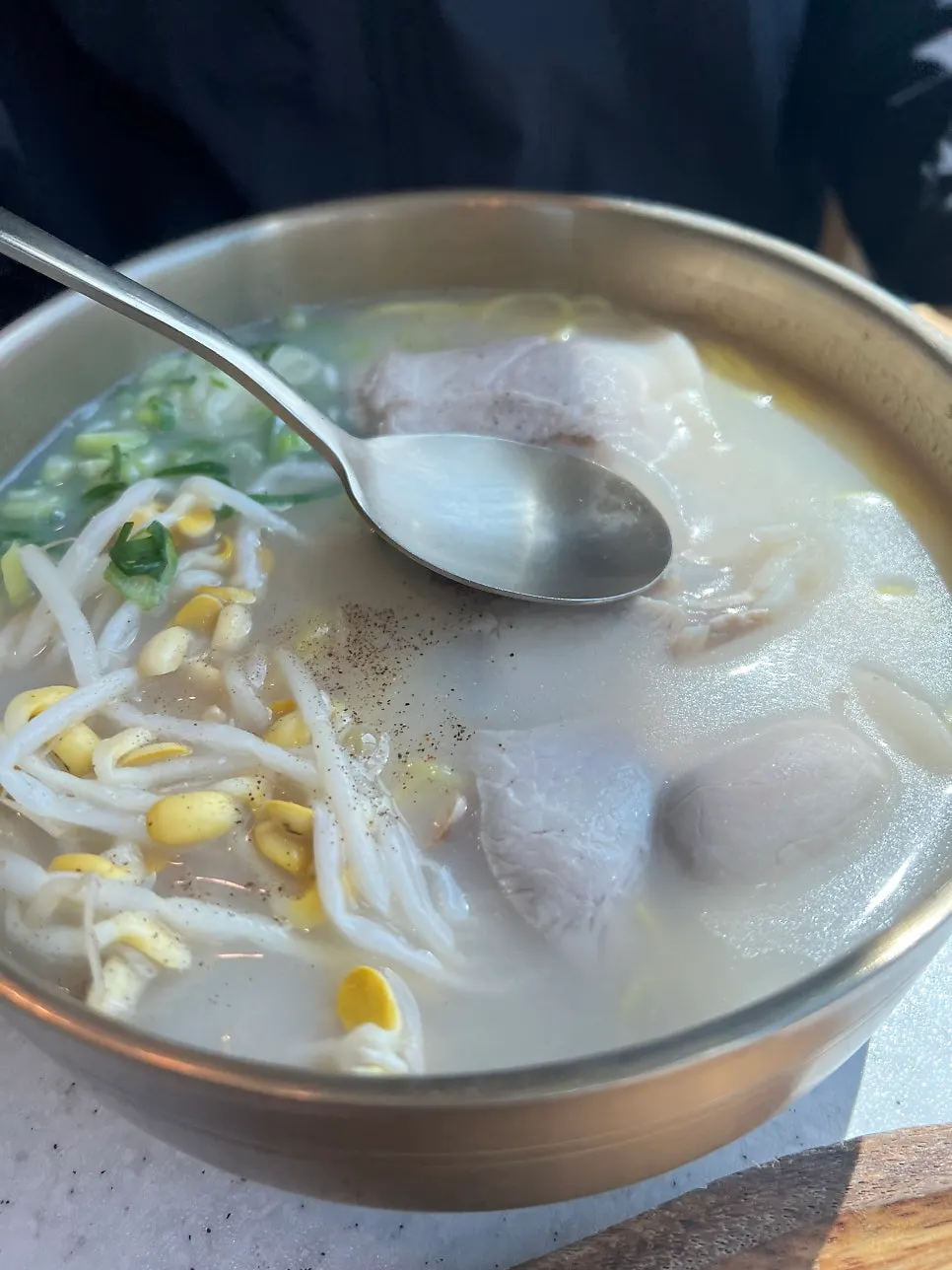 맑은 국물의 사골고기국수 한 그릇