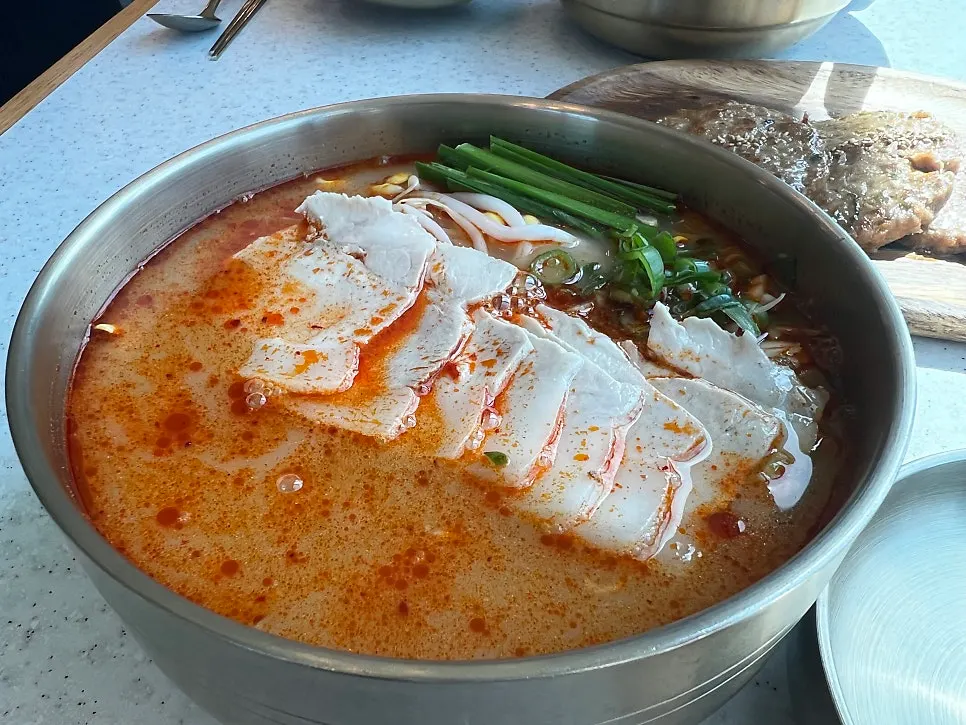 사골고기국수 면과 고기 고명 클로즈업