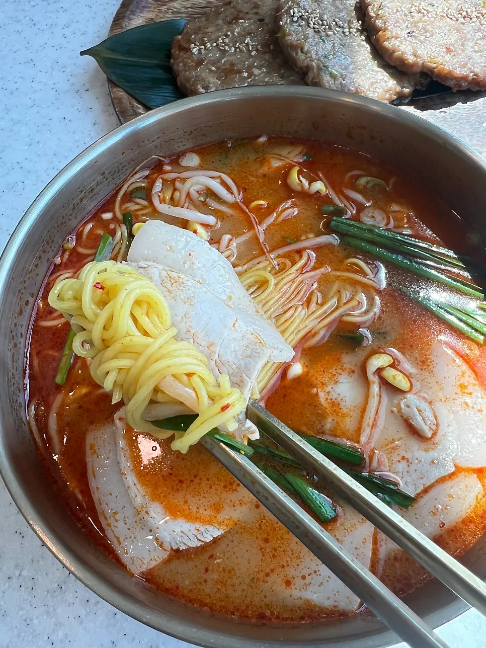 붉은 국물의 마라고기국수