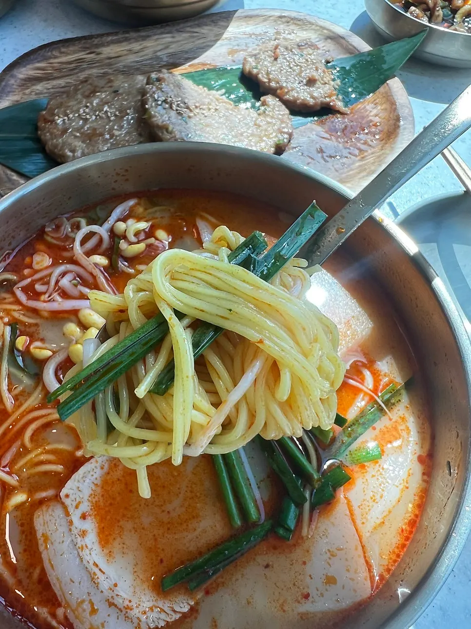 마라고기국수 면과 국물 들어올린 모습