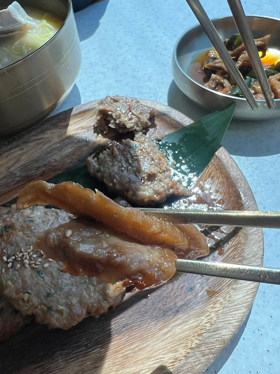국수와 함께 먹는 고기 한 점