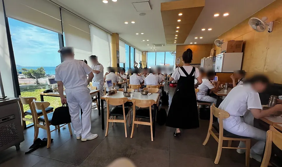 두 가지 국수와 떡갈비 함께 놓인 식사