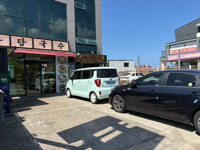 한담국수 매장 앞 주차장