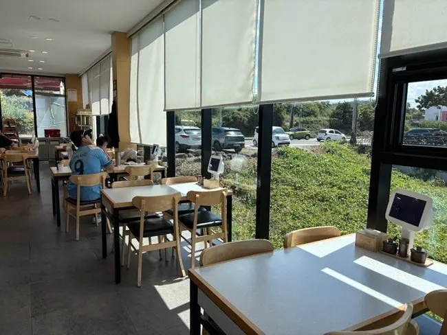 한담국수 밝은 홀과 4인석 테이블