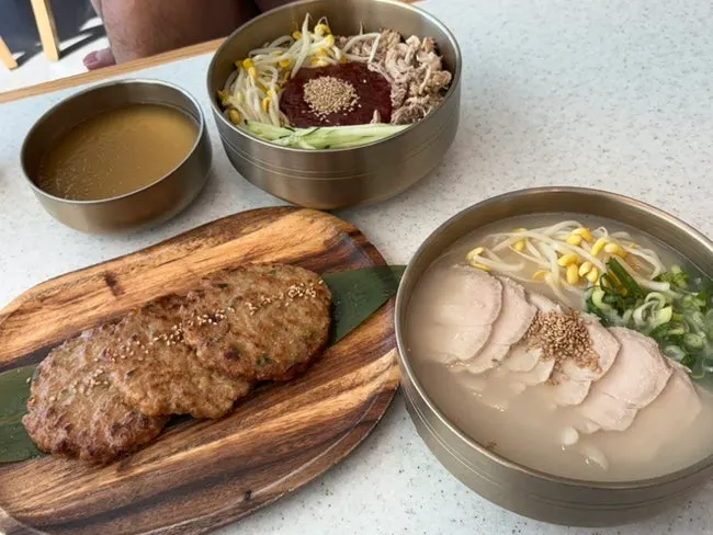 동치미 비빔국수와 사골 고기국수 한상