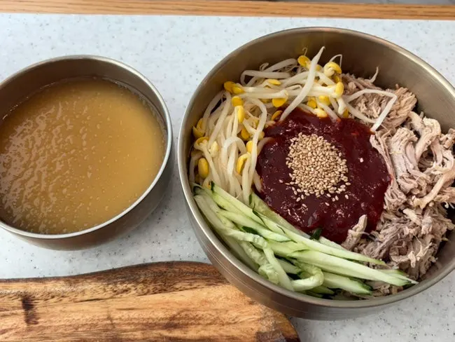 동치미 육수가 따로 나온 비빔국수