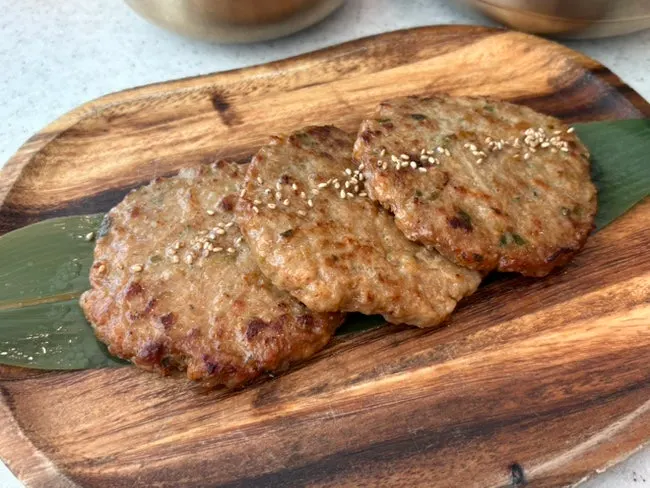 잘게 다져진 수제 돼지떡갈비