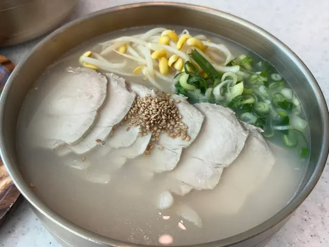콩나물이 올라간 사골 고기국수