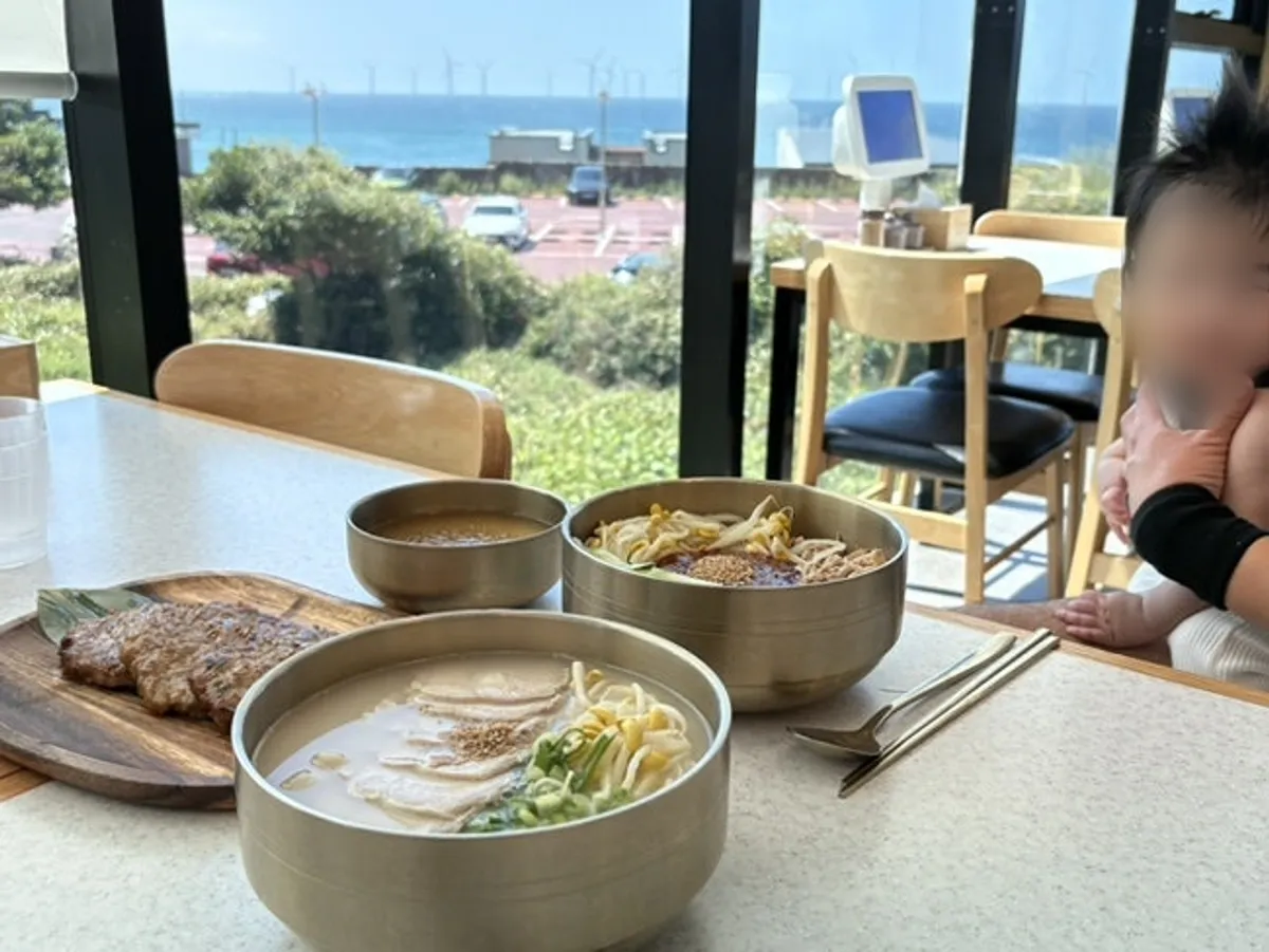 바다뷰 창가에 놓인 고기국수 한상차림