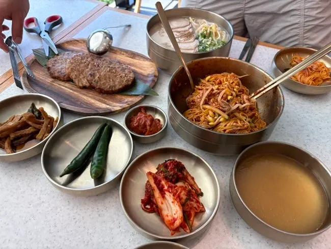 셀프바 반찬을 곁들인 비빔국수
