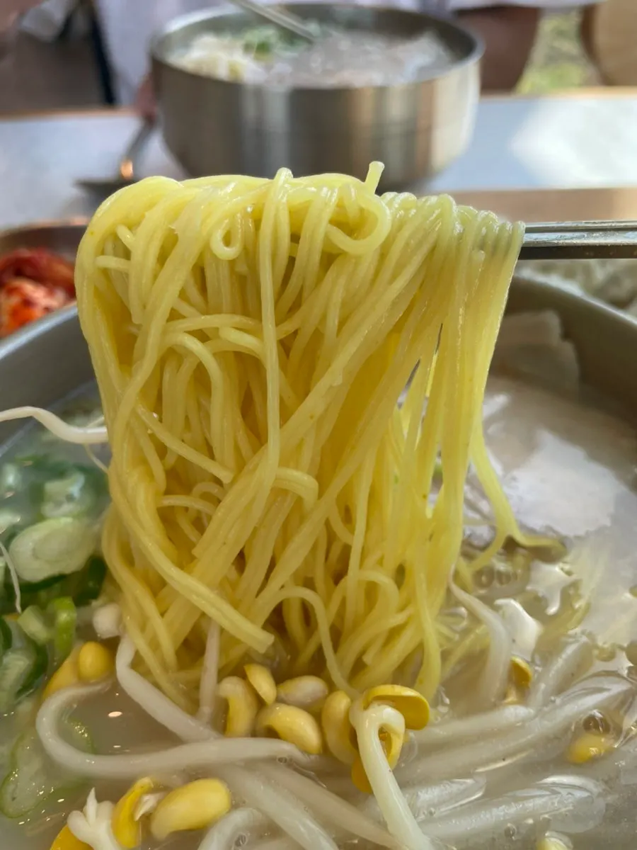 뽀얀 사골 국물의 고기국수 한 그릇