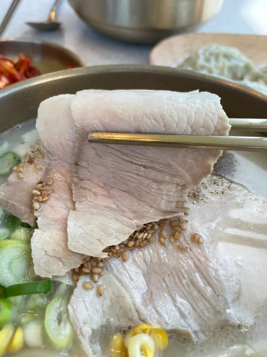 국물이 밴 얇은 고기국수 면발