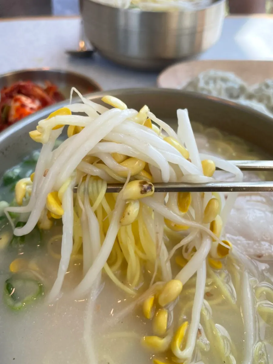 큼직한 살코기가 올라간 고기국수