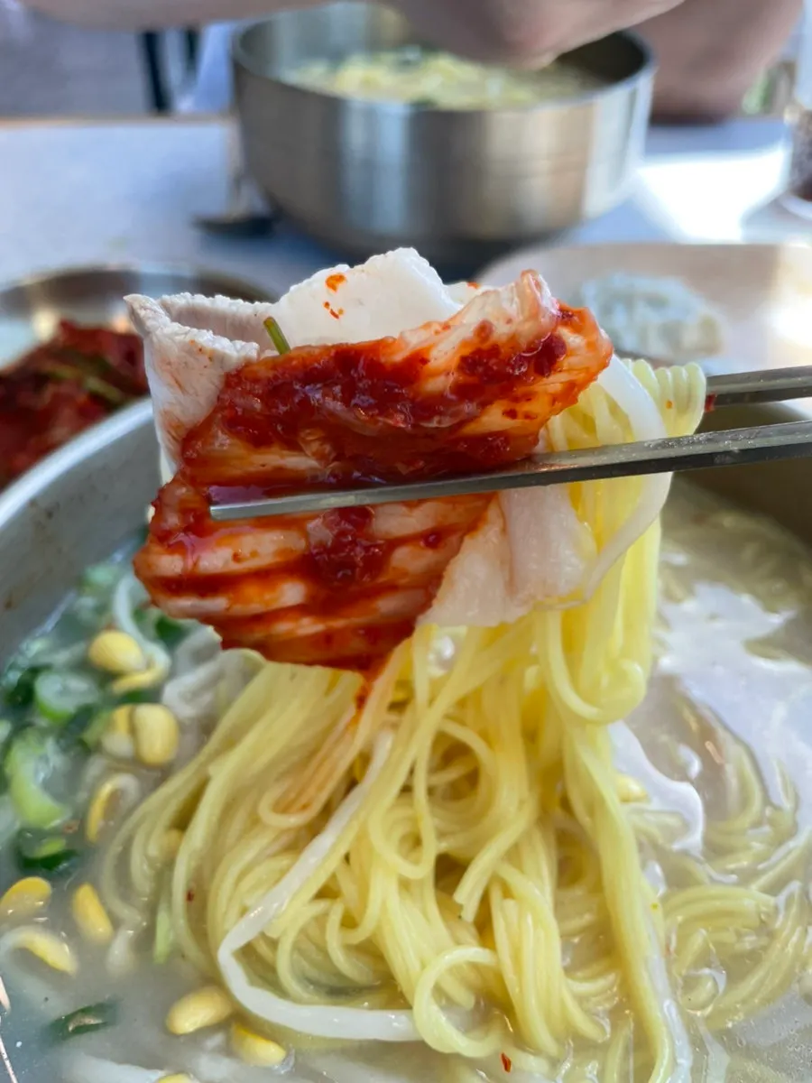 고기국수와 곁들인 겉절이 김치