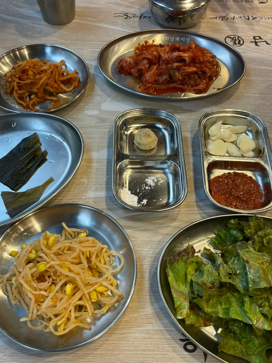 Side dishes including myeong-i namul and lettuce salad