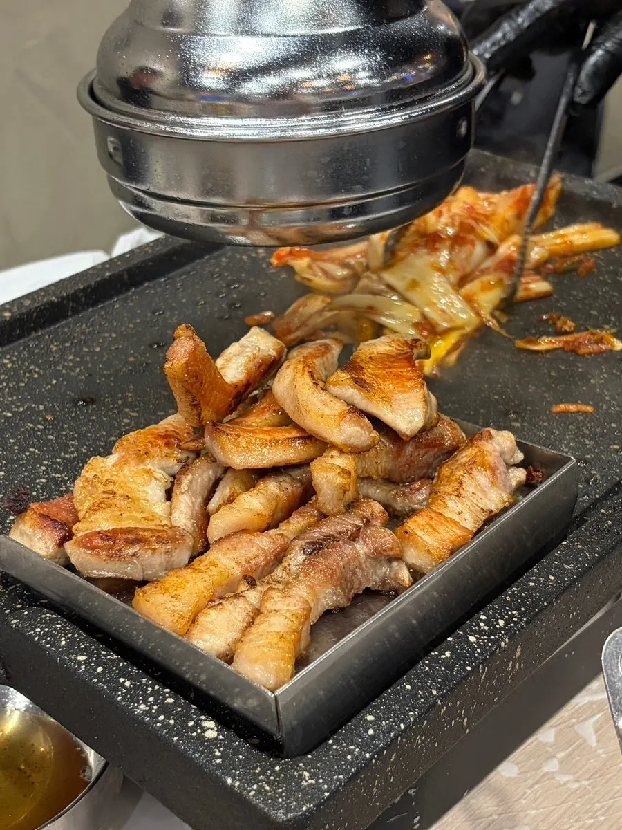 Samgyeopsal dan hangjeongsal dipanggang atas grill
