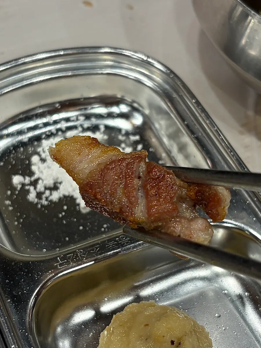 Samgyeopsal yang sudah masak dikumpulkan