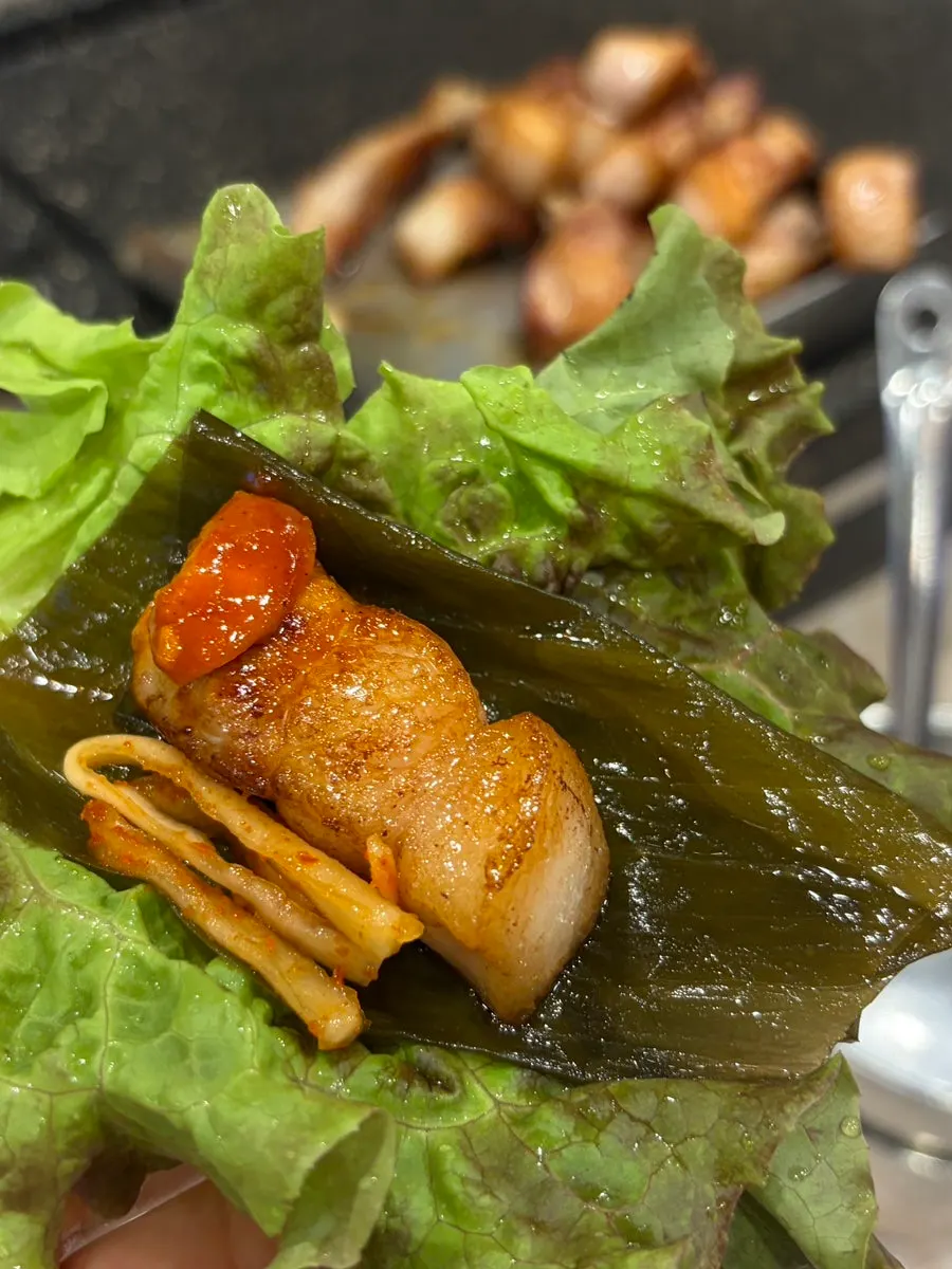 Sepotong samgyeopsal dicelup meljeot