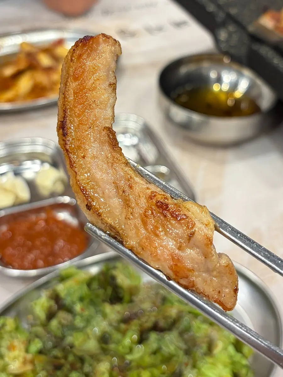Samgyeopsal dibungkus selada dan myeongi-namul