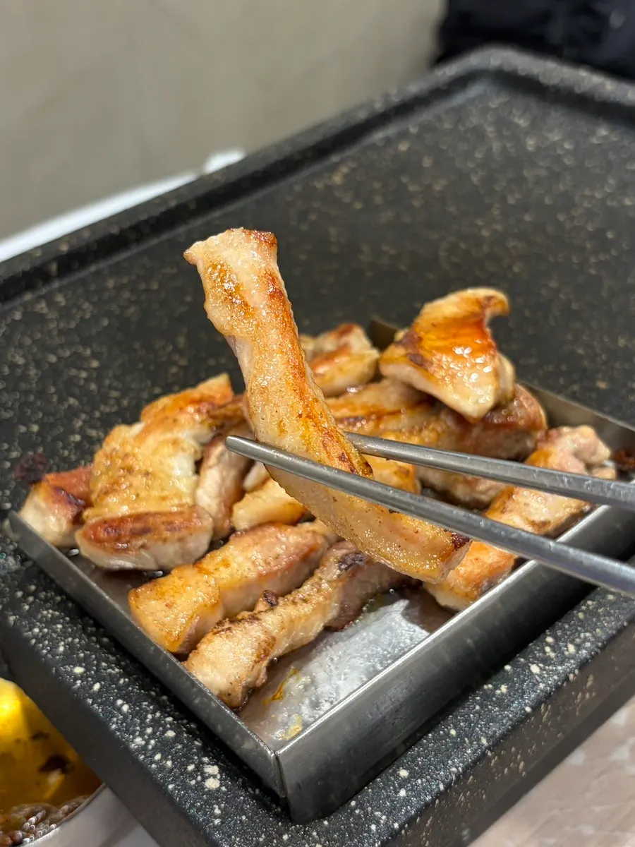 Bungkusan samgyeopsal dengan myeongi-namul