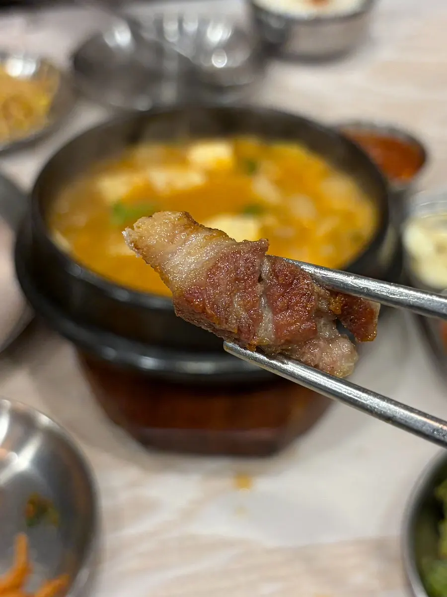 Hidangan samgyeopsal dan sup doenjang lengkap