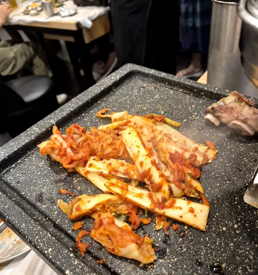불판에서 초벌 후 구워지는 모둠한판 고기
