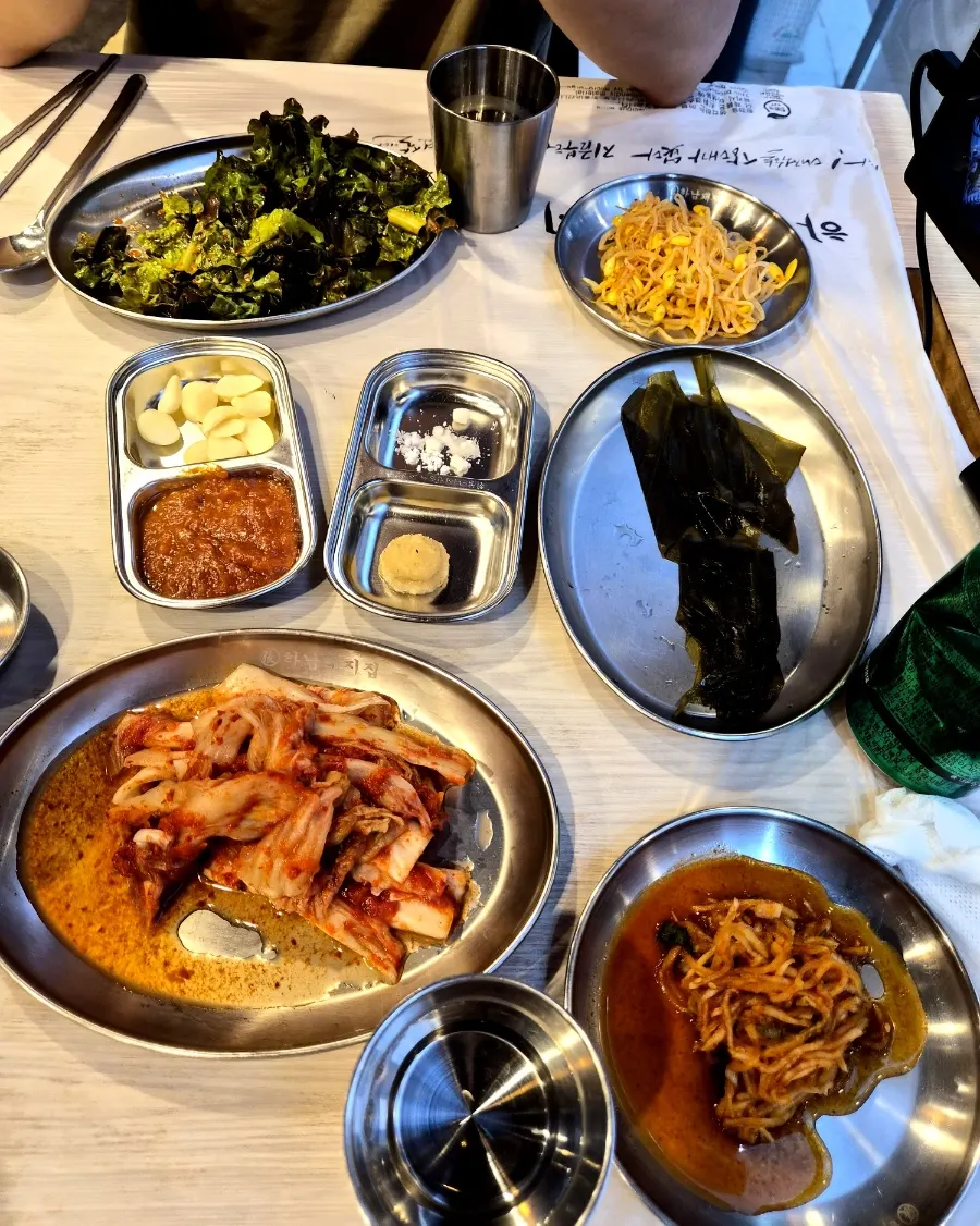 명이나물 콩나물 무생채 등 기본 반찬 한 상