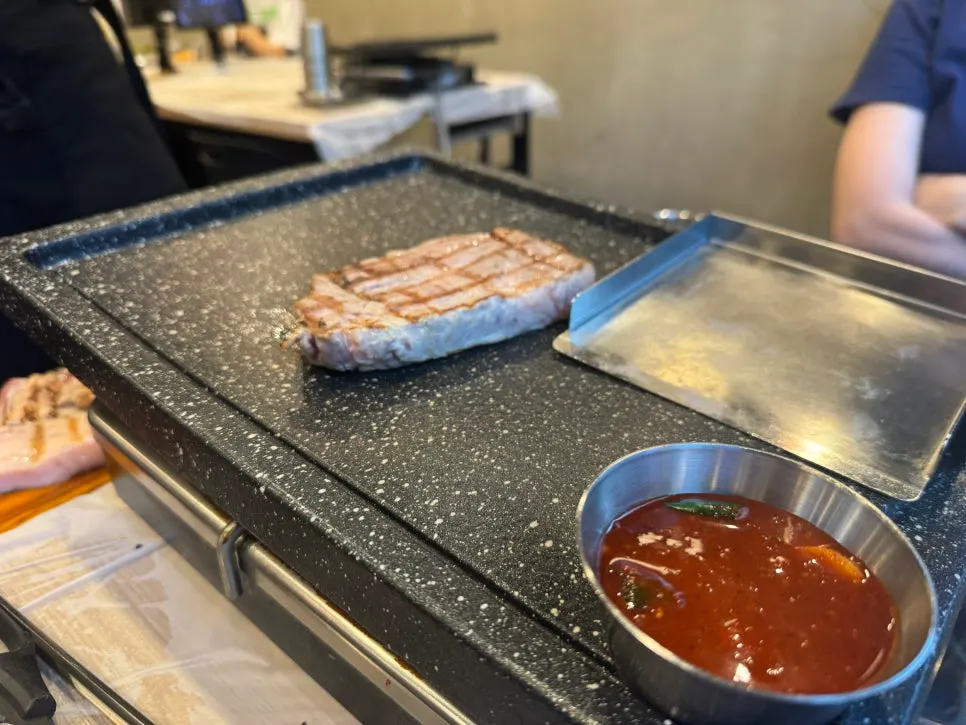 된장찌개와 김치말이국수가 함께 놓인 상차림