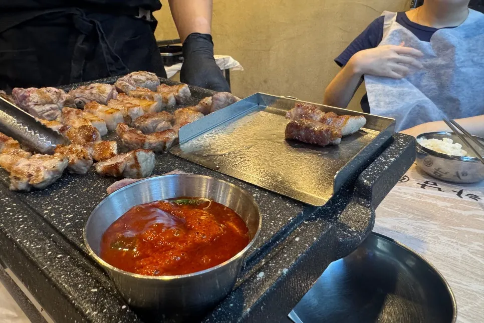 먹기 좋게 잘린 구운 고기