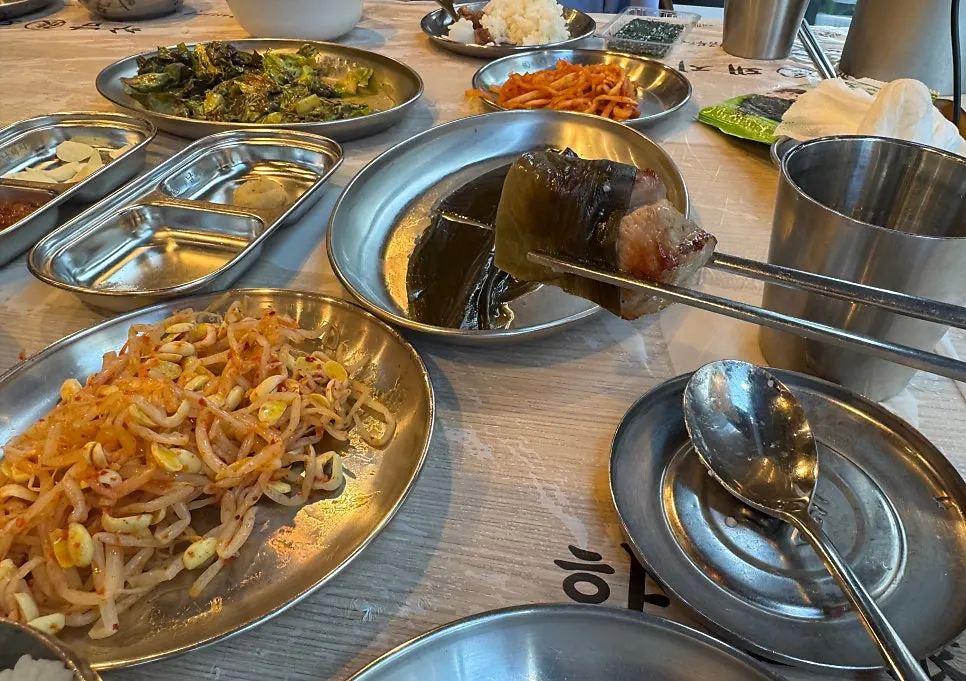 명이나물 쌈으로 싼 삼겹살