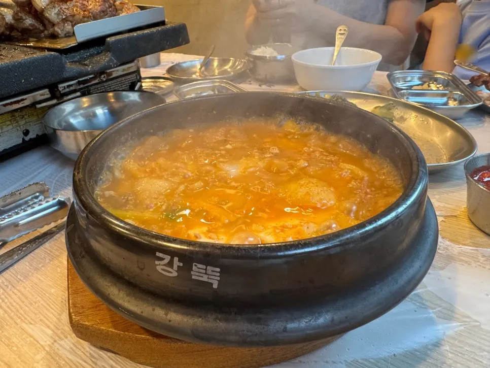돼지기름을 올린 구운 김치
