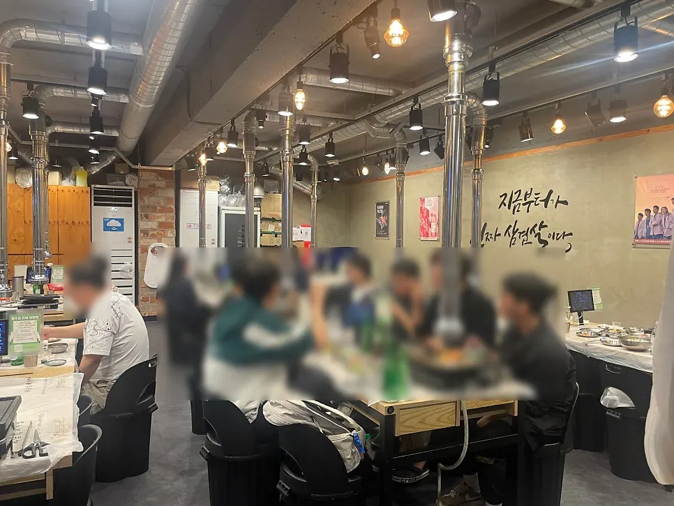 아기의자가 준비된 하남돼지집 석계점 자리