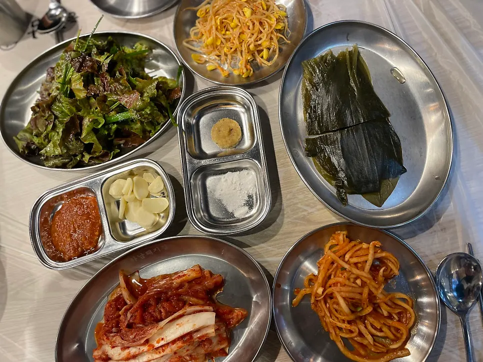 불판에서 구워지는 삼겹살과 김치